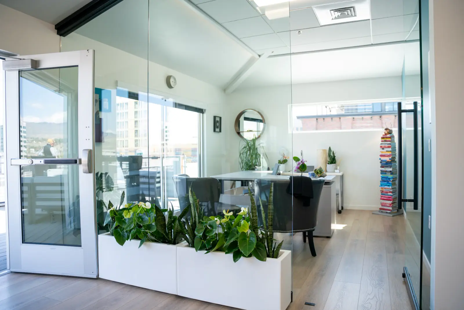 Plateau de bureaux avec cloisons vitrées et jardinières