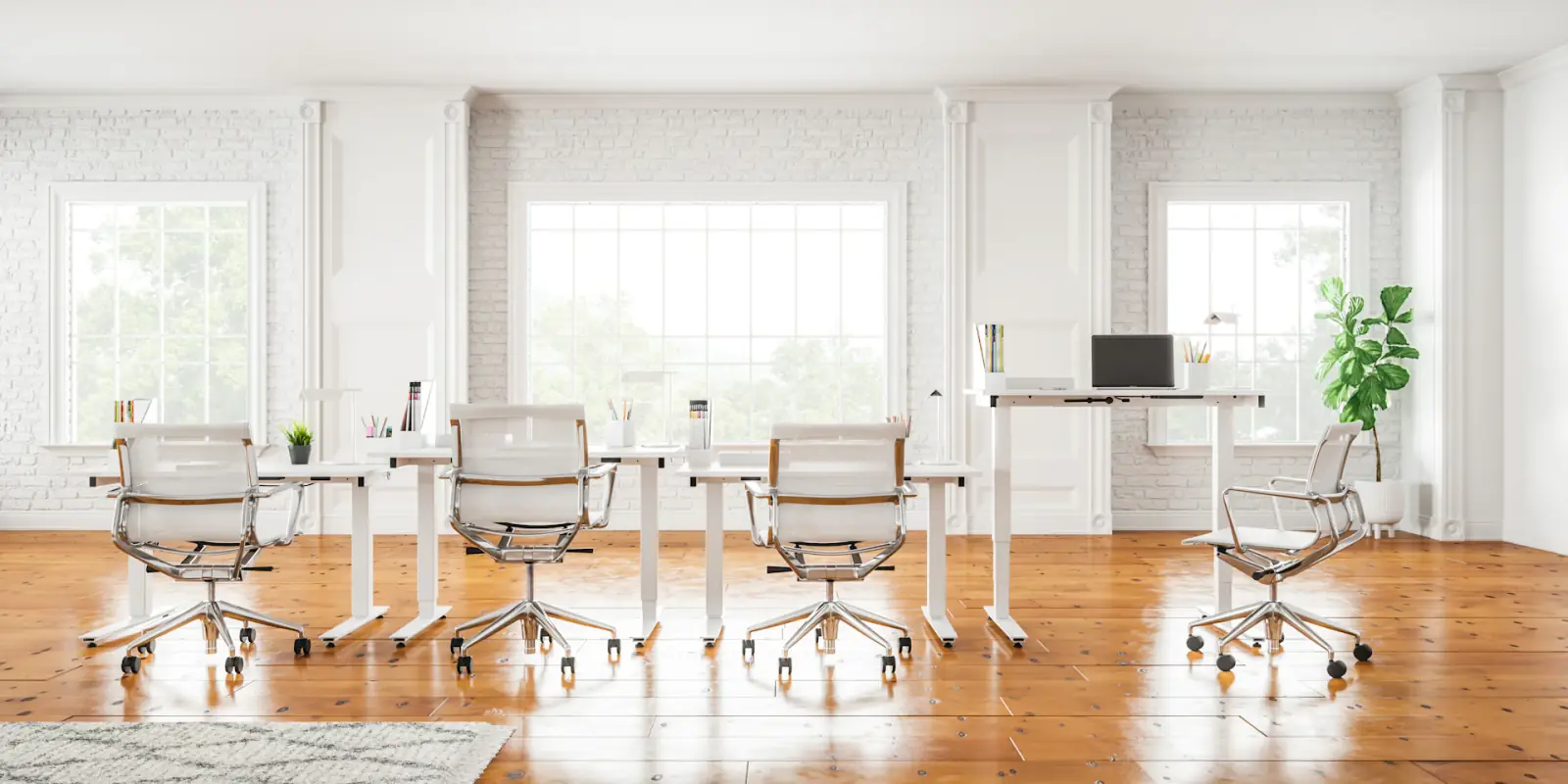 Bureaux lumineux aux grandes fenêtres et parquet clair