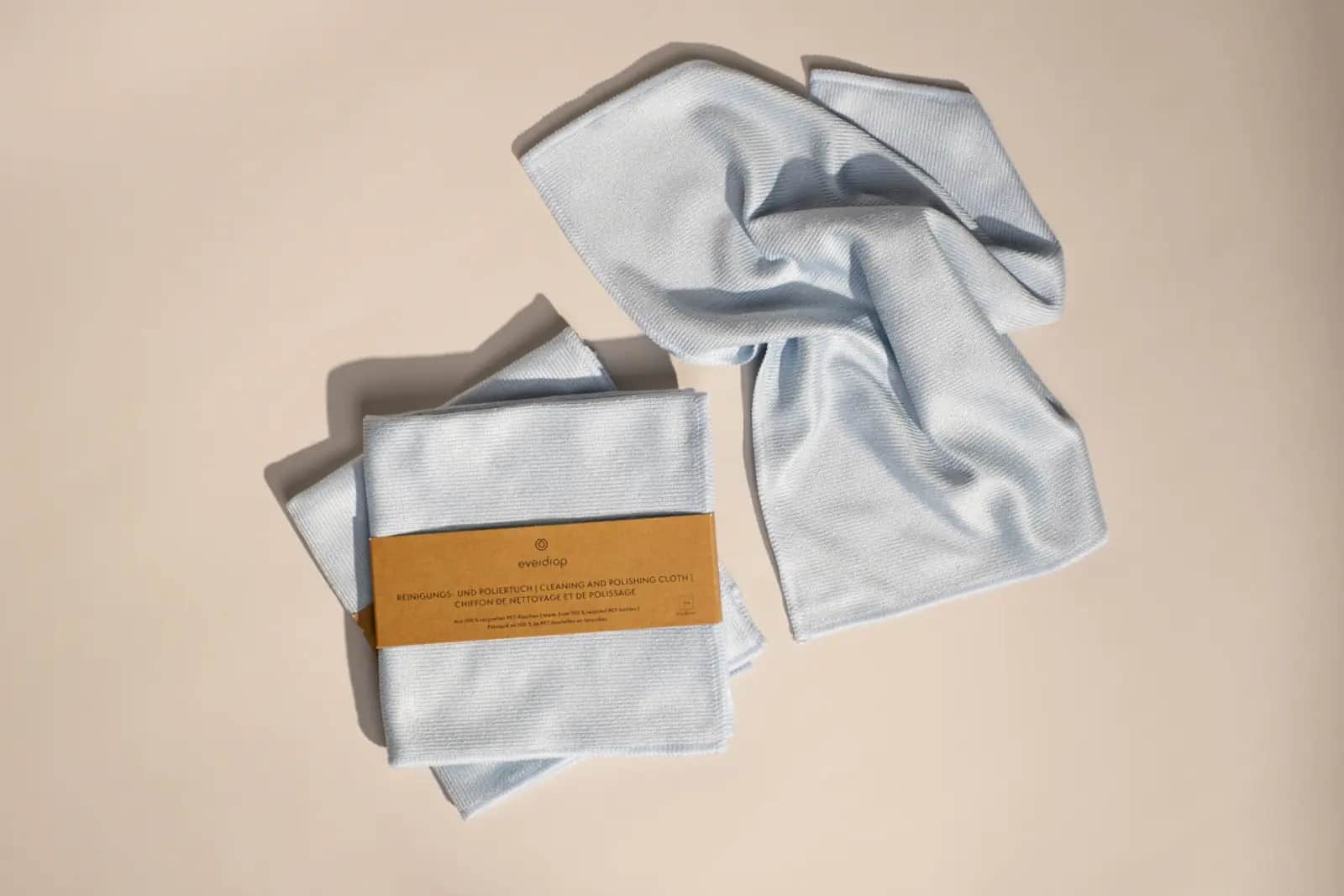 Chiffons en microfibre pliés sur fond clair