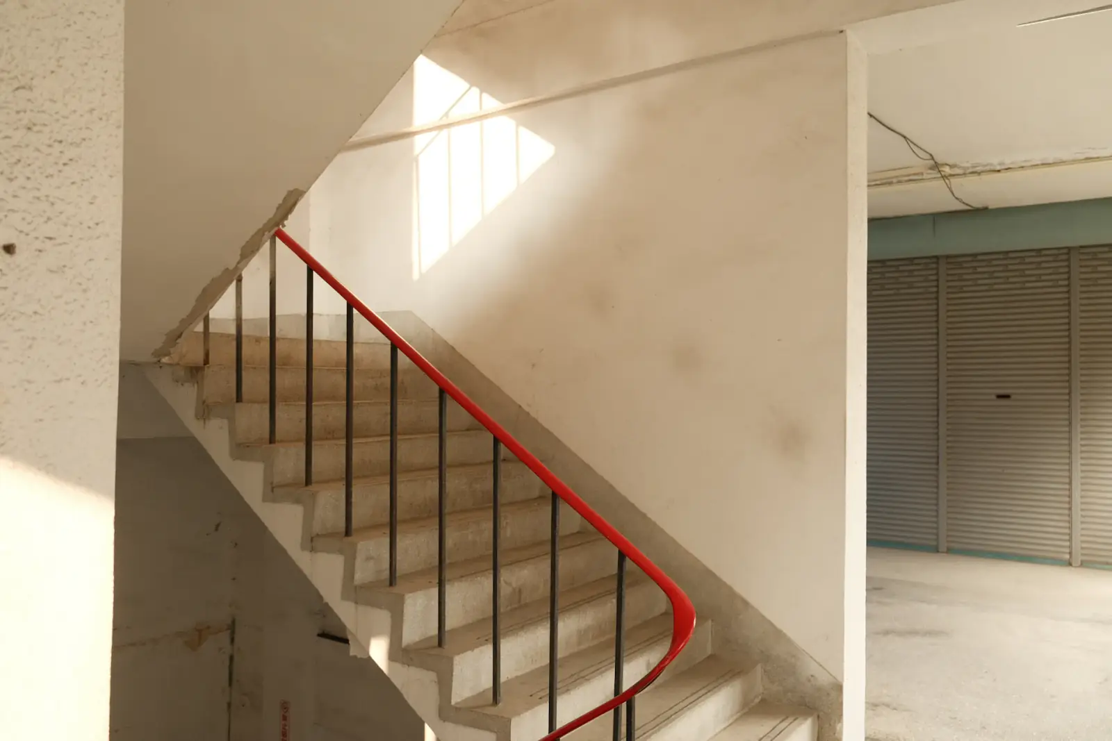 Cage d'escalier d'immeuble claire avec rampe