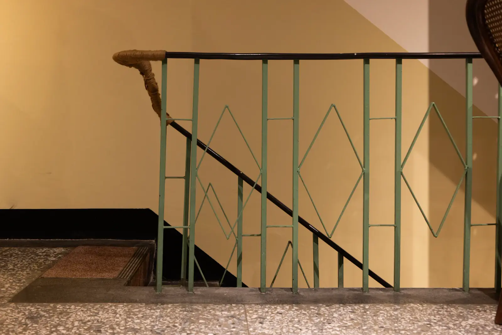 Escalier de parties communes avec rampe métallique