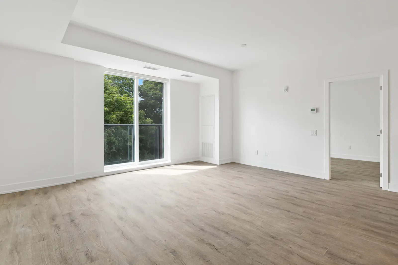 Appartement vide et lumineux, prêt pour un état des lieux